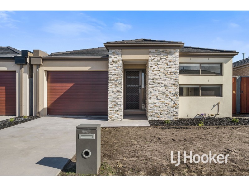 8 Etonian Street, Officer VIC 3809