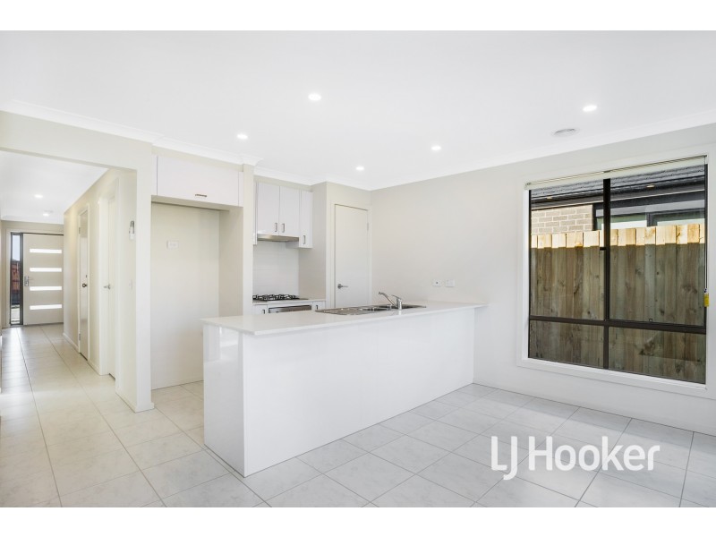 8 Etonian Street, Officer VIC 3809