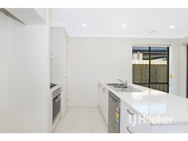 8 Etonian Street, Officer VIC 3809