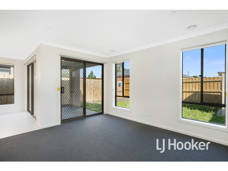 8 Etonian Street, Officer VIC 3809