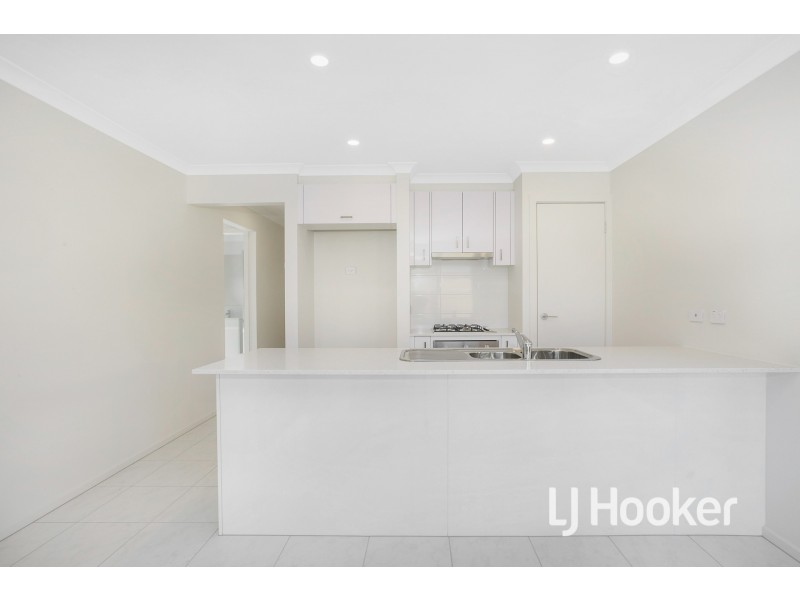 8 Etonian Street, Officer VIC 3809