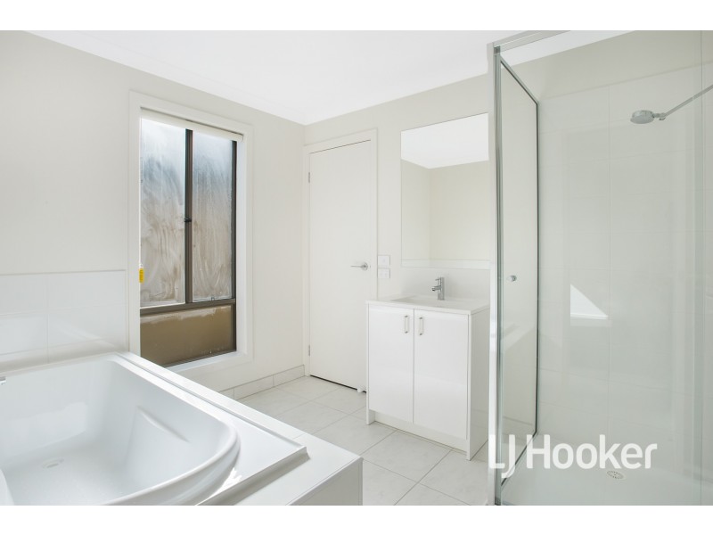 8 Etonian Street, Officer VIC 3809