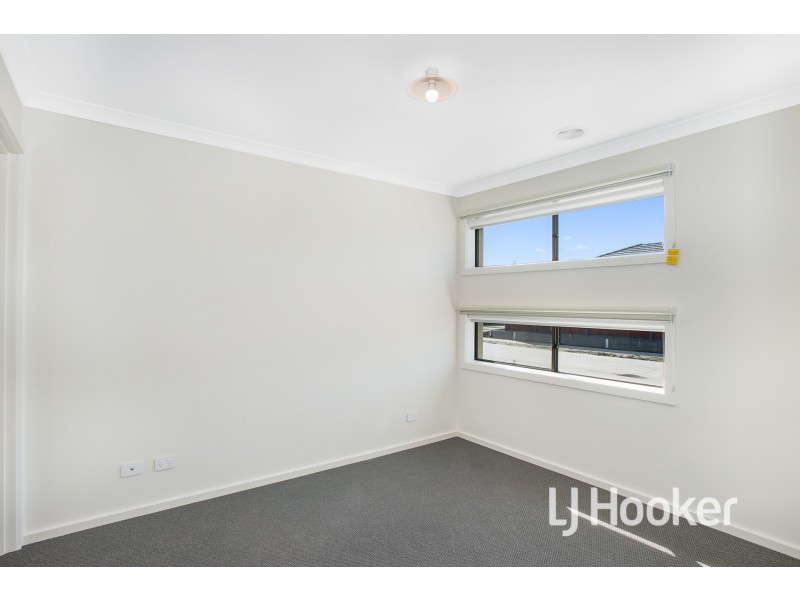 8 Etonian Street, Officer VIC 3809