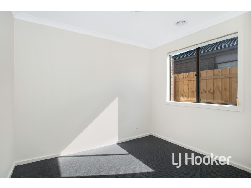 8 Etonian Street, Officer VIC 3809