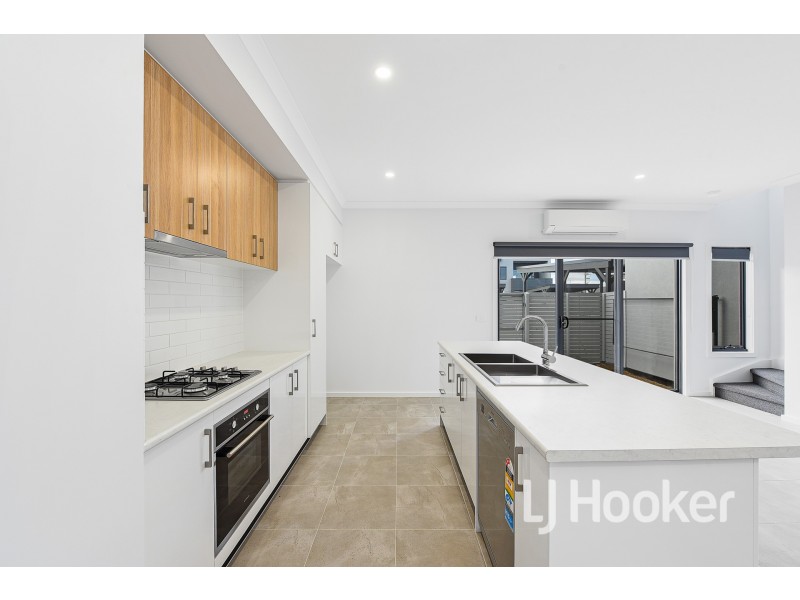 9 Roller Walk, Pakenham VIC 3810