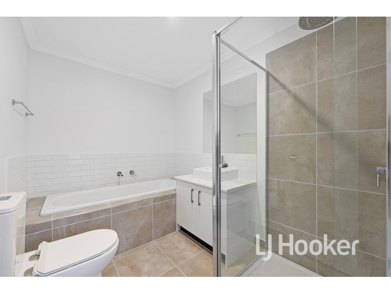 9 Roller Walk, Pakenham VIC 3810