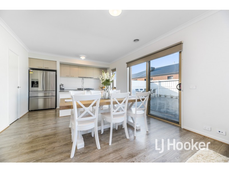 15 Chaffey Grove, Officer South VIC 3809