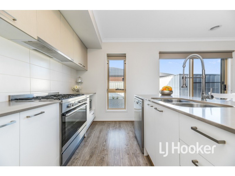 15 Chaffey Grove, Officer South VIC 3809