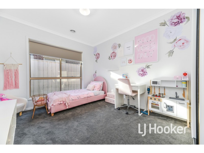 15 Chaffey Grove, Officer South VIC 3809