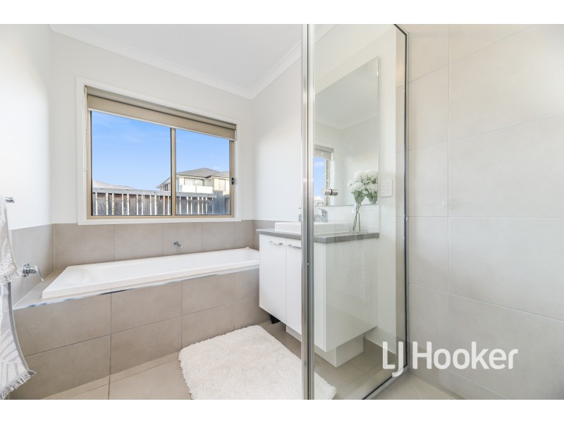 15 Chaffey Grove, Officer South VIC 3809