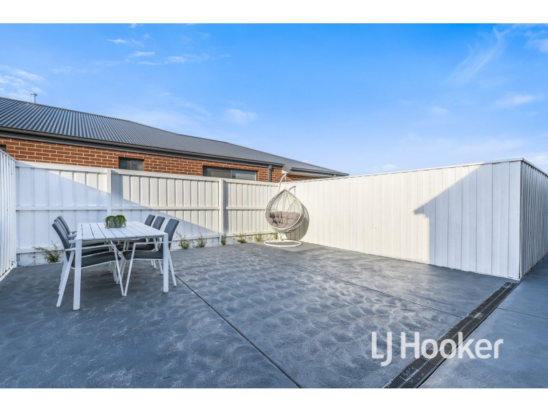 15 Chaffey Grove, Officer South VIC 3809