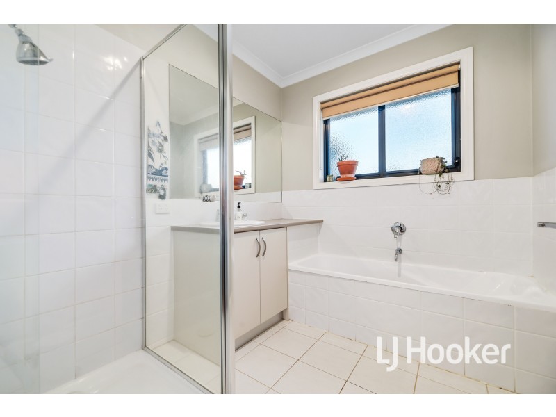 24 Settlers Rise, Drouin VIC 3818