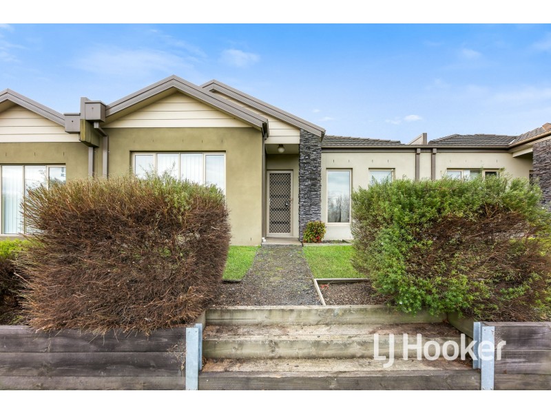 7 McClenaghan Place, Pakenham VIC 3810