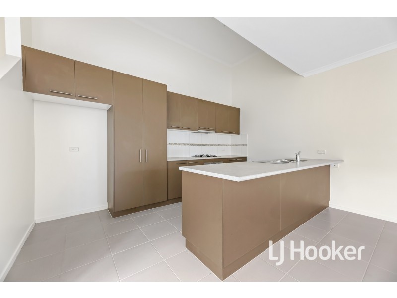 7 McClenaghan Place, Pakenham VIC 3810