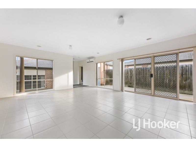 7 McClenaghan Place, Pakenham VIC 3810