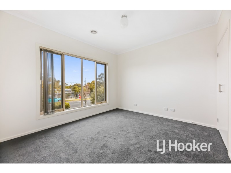 7 McClenaghan Place, Pakenham VIC 3810