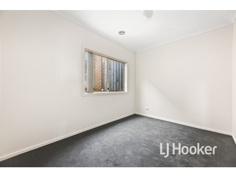 7 McClenaghan Place, Pakenham VIC 3810