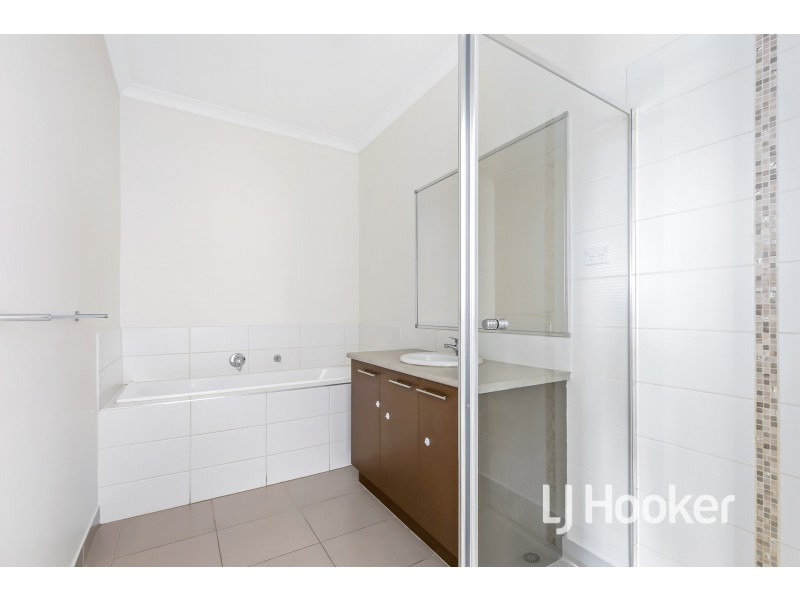 7 McClenaghan Place, Pakenham VIC 3810