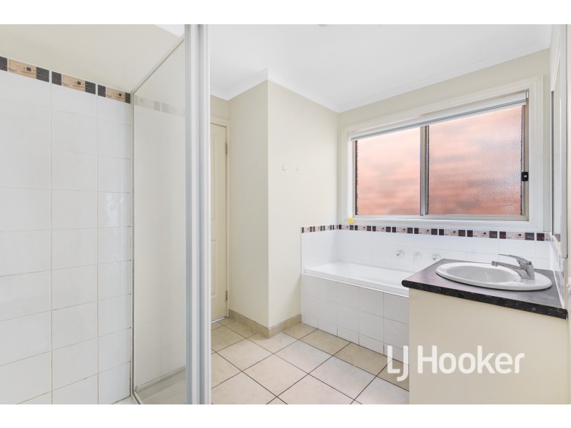 2/11 Renlik Court, Pakenham VIC 3810