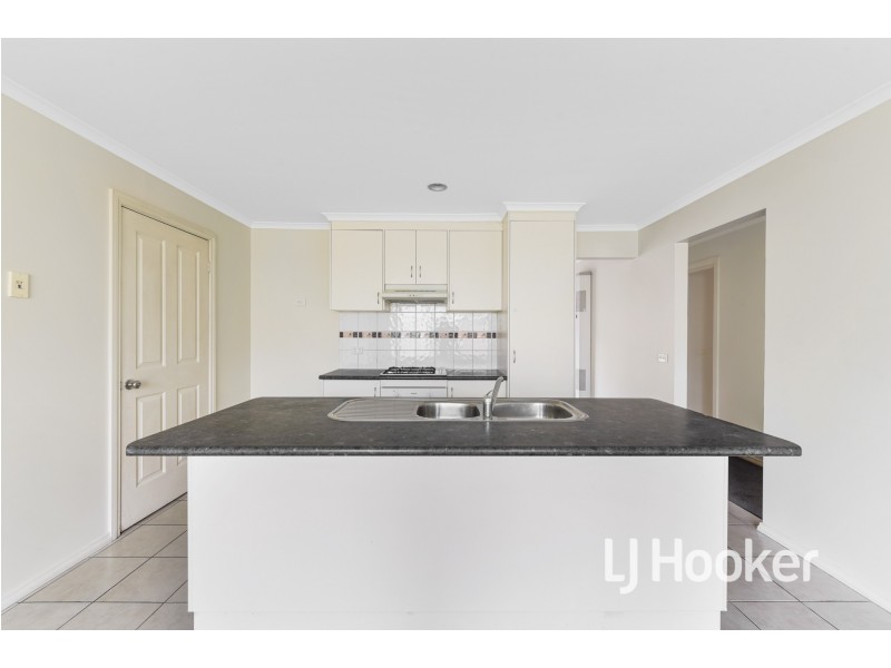 2/11 Renlik Court, Pakenham VIC 3810