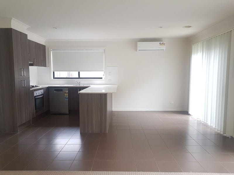 1/4 Mcclenaghan Place, Pakenham VIC 3810