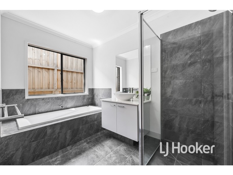 20 Summerhill Drive, Pakenham VIC 3810