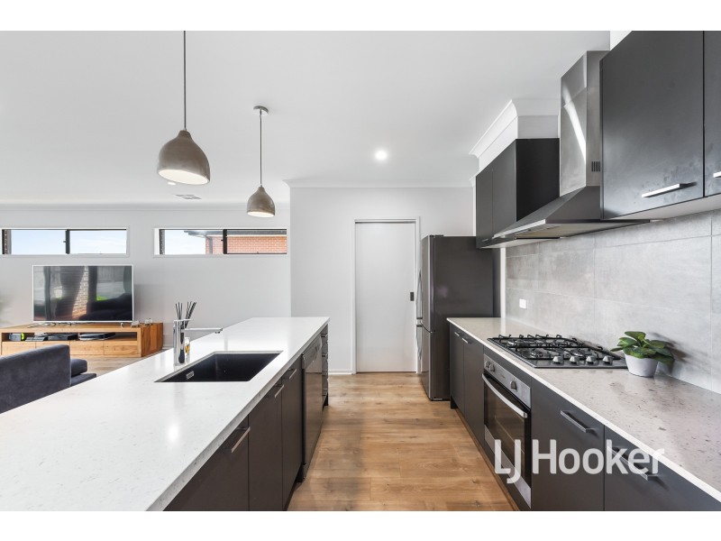 20 Summerhill Drive, Pakenham VIC 3810