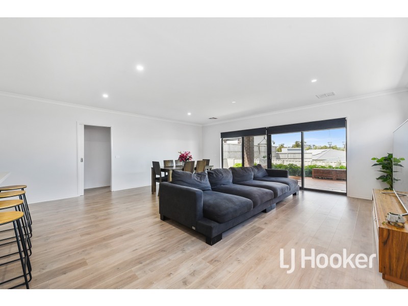 20 Summerhill Drive, Pakenham VIC 3810