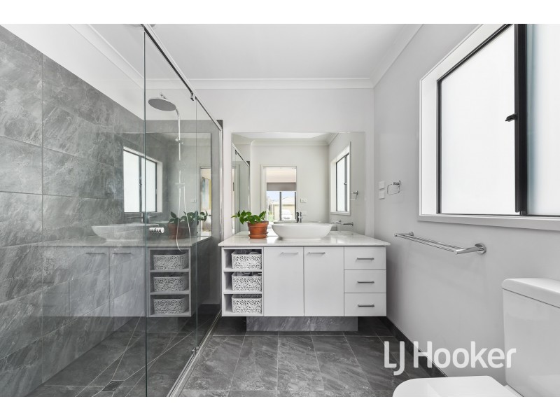 20 Summerhill Drive, Pakenham VIC 3810