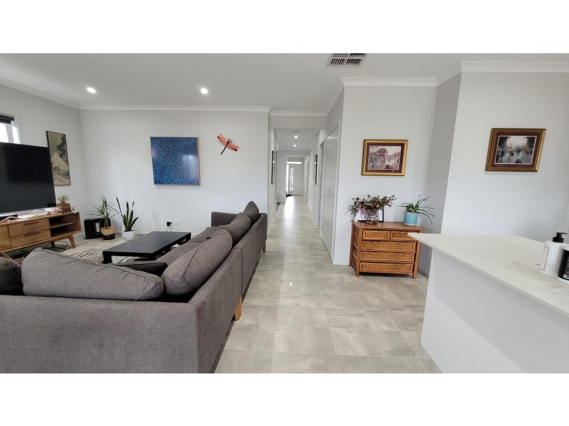11 Zermatt Loop, Pakenham VIC 3810