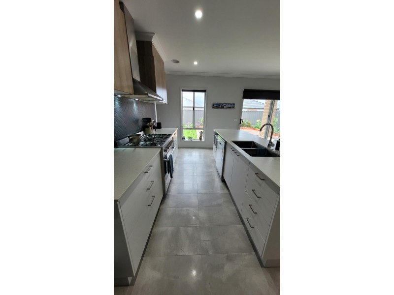 11 Zermatt Loop, Pakenham VIC 3810