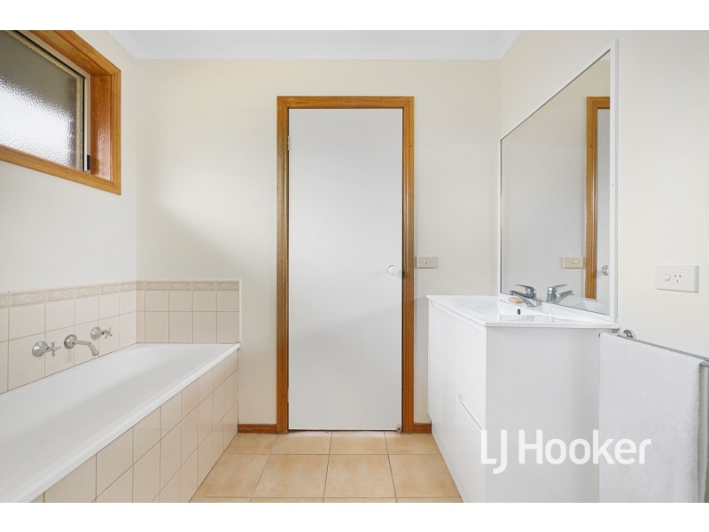 6 Capri Court, Pakenham VIC 3810