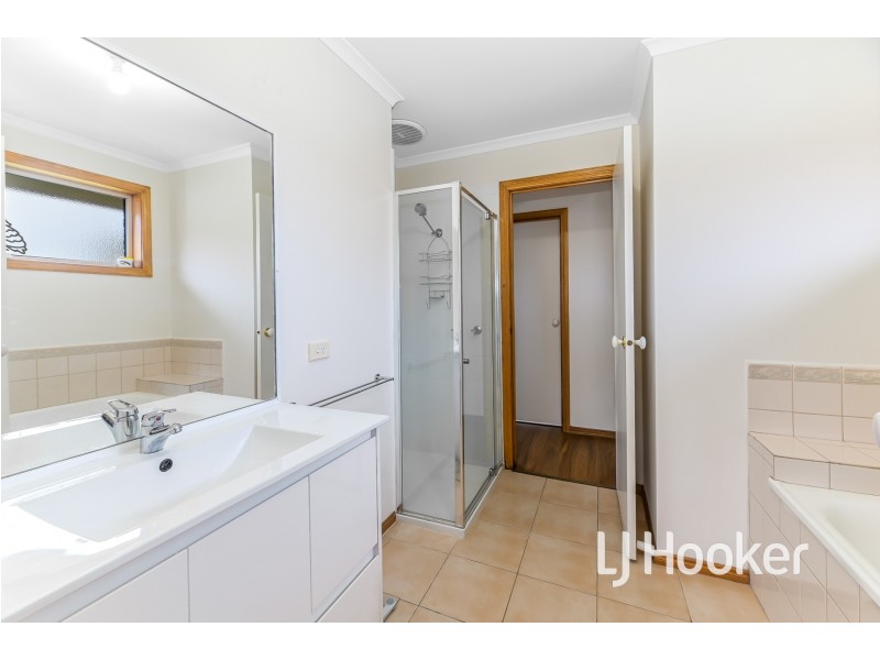 6 Capri Court, Pakenham VIC 3810