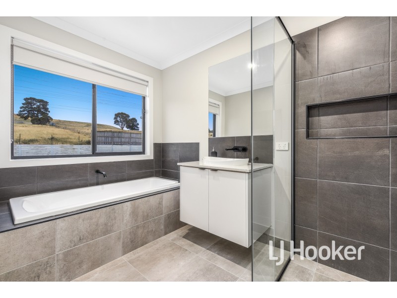 46 Meadowlea Crescent, Pakenham VIC 3810