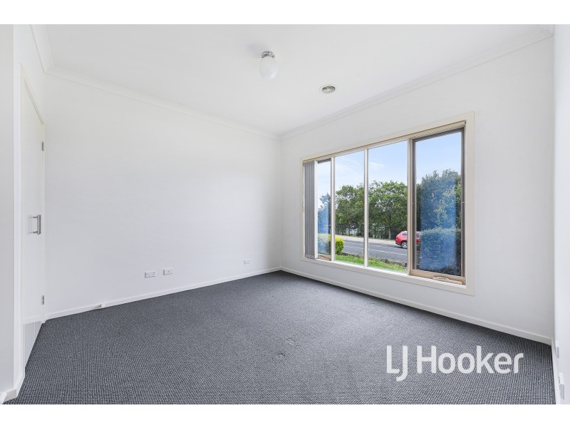 9 McClenaghan Place, Pakenham VIC 3810