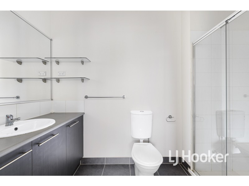 9 McClenaghan Place, Pakenham VIC 3810