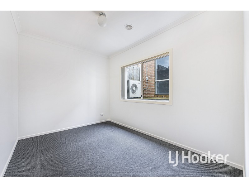 9 McClenaghan Place, Pakenham VIC 3810
