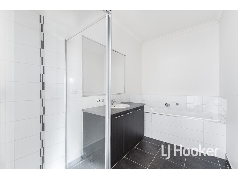 9 McClenaghan Place, Pakenham VIC 3810