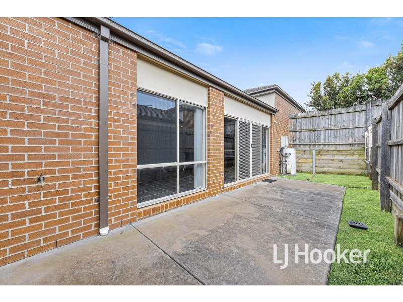 9 McClenaghan Place, Pakenham VIC 3810