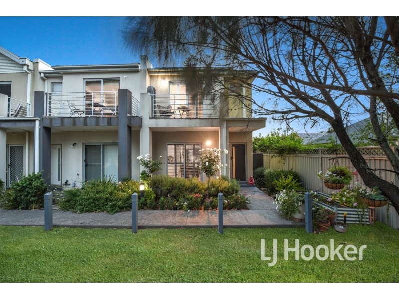 15/11 Howqua Place, Pakenham VIC 3810