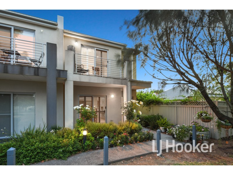 15/11 Howqua Place, Pakenham VIC 3810