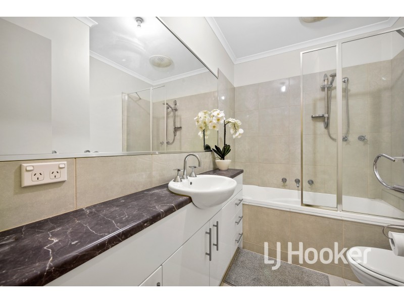 15/11 Howqua Place, Pakenham VIC 3810