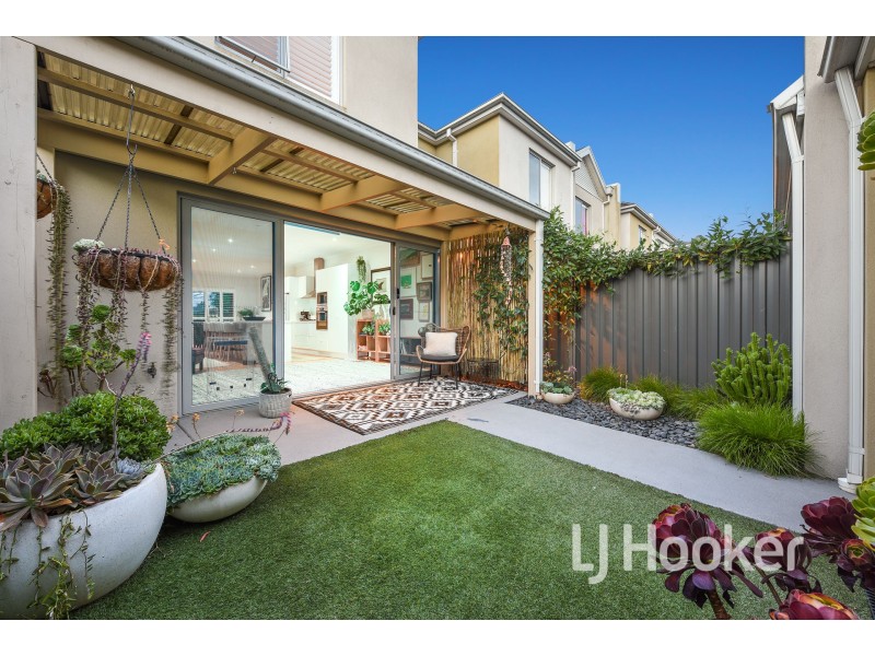 15/11 Howqua Place, Pakenham VIC 3810