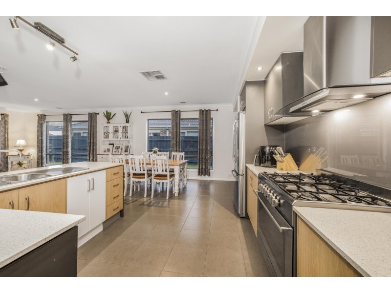 14 Sweet Pea Drive, Pakenham VIC 3810