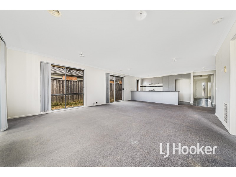 52 Devine Drive, Pakenham VIC 3810