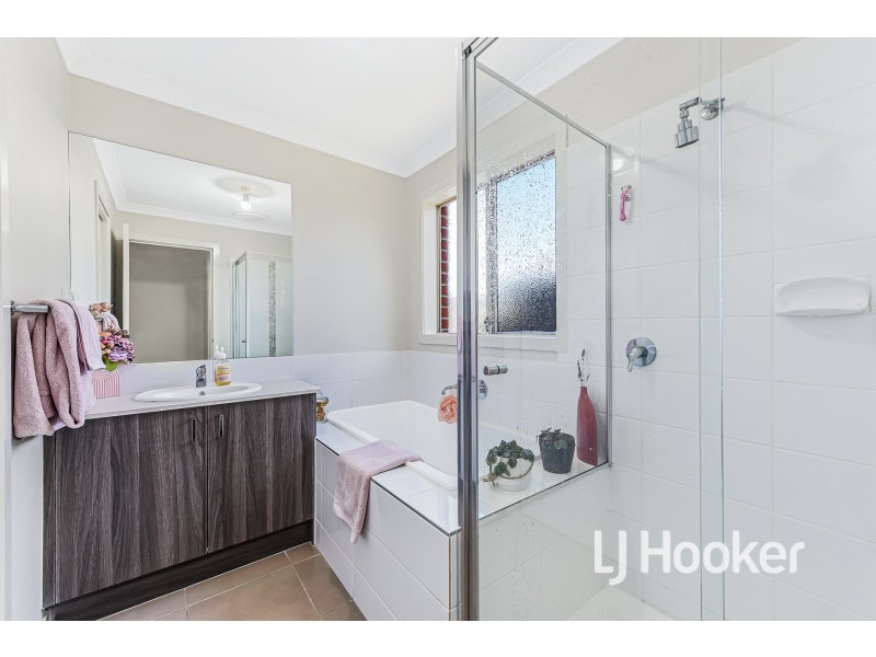 20 Macleod Circuit, Pakenham VIC 3810