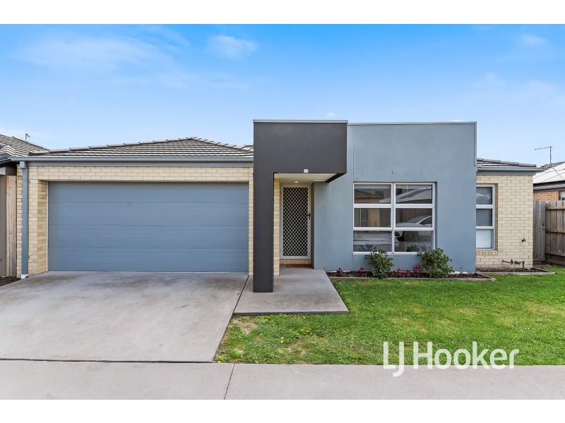 12 Quinella Way, Pakenham VIC 3810