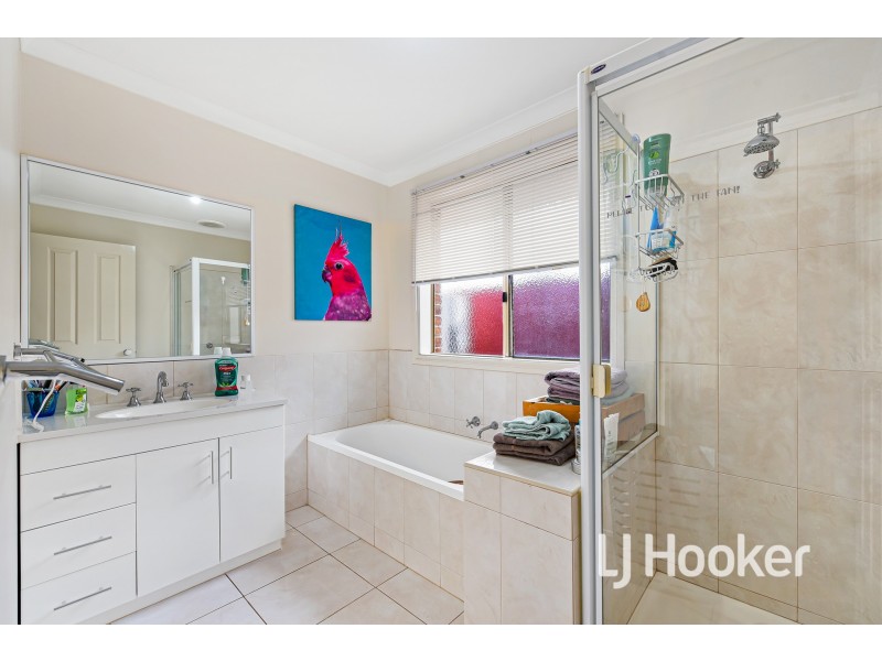 10 Cerreto Mews, Pakenham VIC 3810