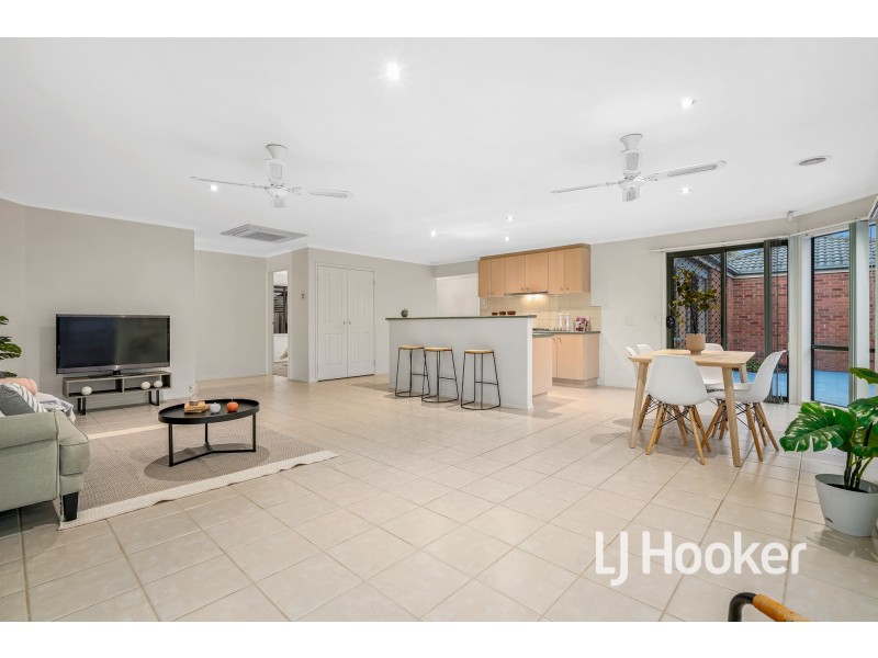 15 Glenn Erin Way, Berwick VIC 3806