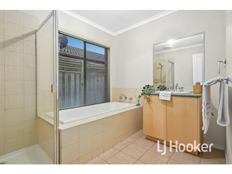 15 Glenn Erin Way, Berwick VIC 3806